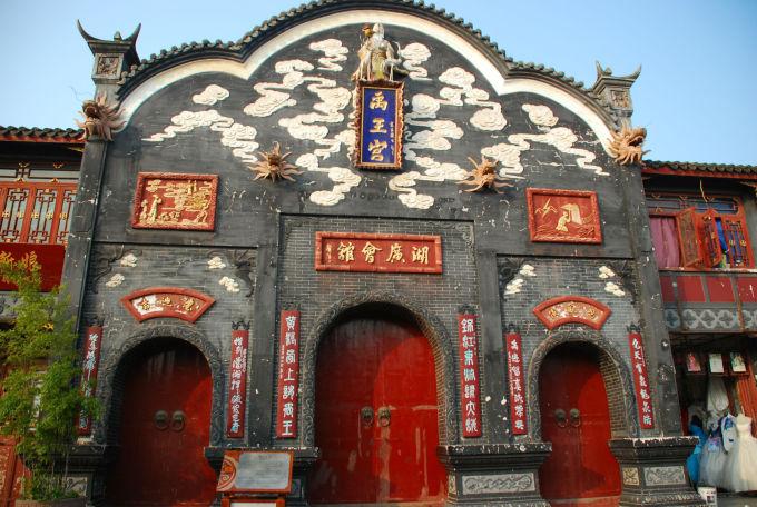 47岁靳东的发型告诉我们:中年男性有刘海更气质减龄不油腻